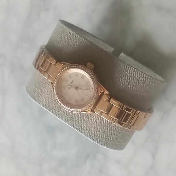 🌼 NWT Fossil rose gold tone watch - Picture 2 of 3